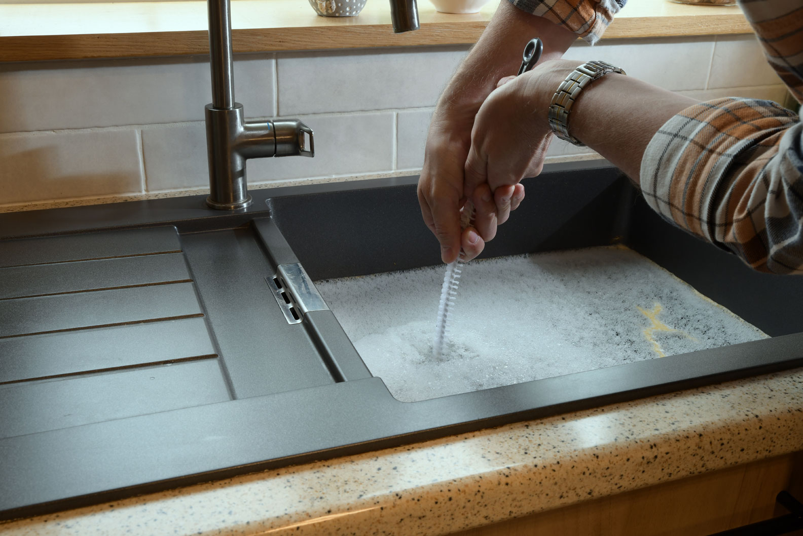 Gider hattında yavaş akış ve geri basma için kontrol ve müdahale